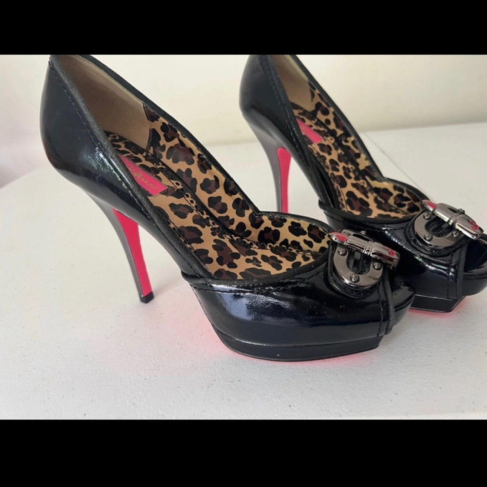 Betsey johnson sexy heels with lipstick charm